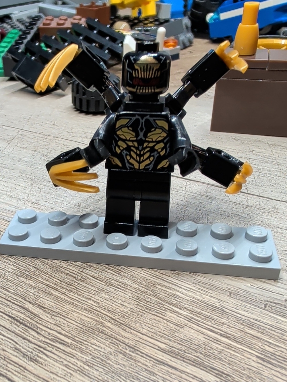 Lego Marvel Avengers Outrider Minofigure